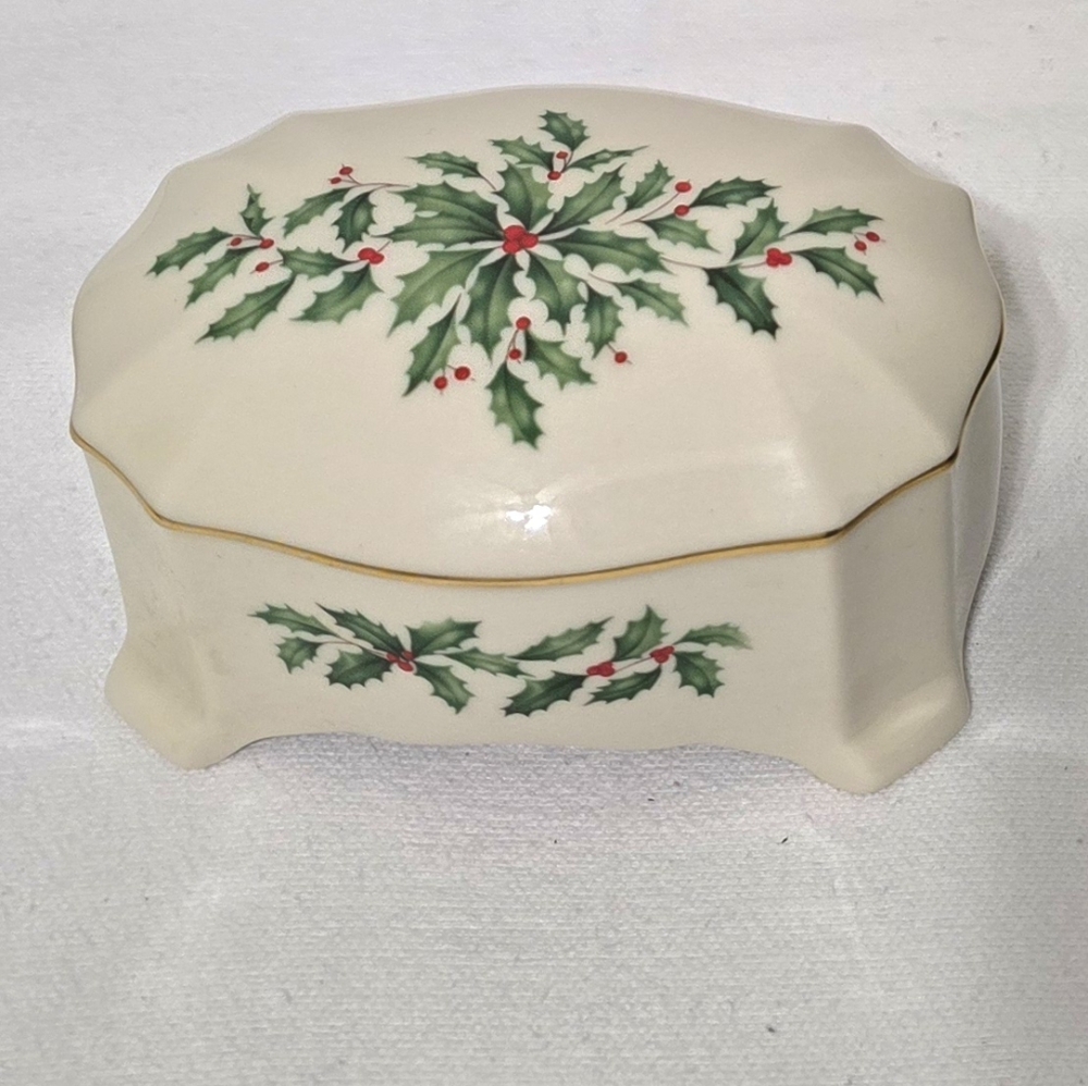 Lenox Dimension Porcelain Holly Berries Gold Rim Holiday Music Box 1993 EUC
